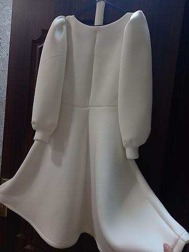 versage sep: Ağ rəngli qadın paltarı - Model: A-kesim, ətəyi geniş, qısa uzunluq - — 3