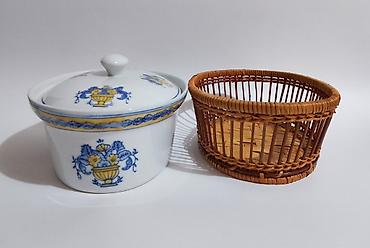 Kuhinjski setovi: Porcelanska posuda sa poklopcem + pletena korpa (set) Retka, stara — 4