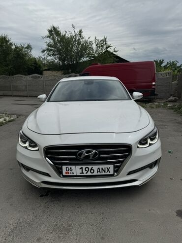 Hyundai: Автомобиль Hyundai Grandeur белого цвета. Этот седан отличается