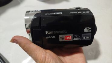 panasonic nv ds30: Видеокамера Panasonic SDR-S26 в черном корпусе. Оснащена объективом с