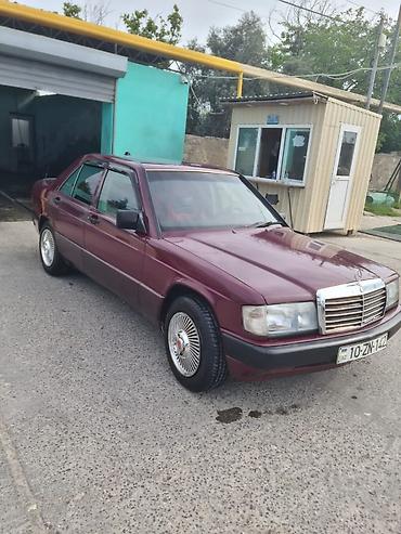 190 pribor: Mercedes-Benz 190 (W201) sedan, tünd bordo rəngdə. Xüsusiyyətlər: - — 2