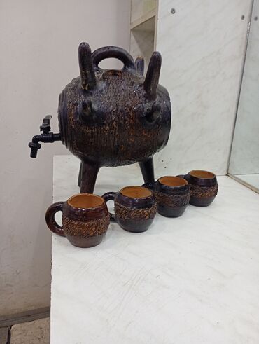 Digər dəstlər və servizlər: Keramik içki çəlləyi dəsti 4 litr maye tutumlu çaxır çəlləyi.8 badəli — 2