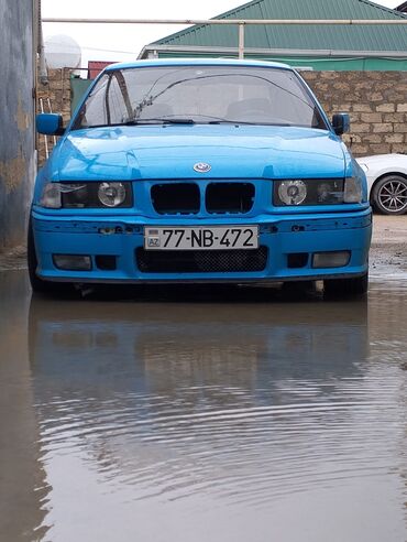купить бмв в баку: Mavi rəngli BMW E36 seriyalı avtomobil. Bu model özünəməxsus dizaynı