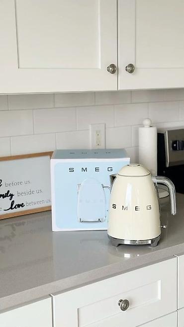 hisense 49: Электрический чайник SMEG, ретро‑дизайн 50‑х годов, цвет кремовый — 1