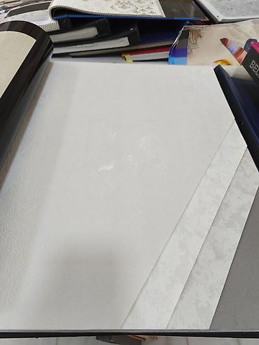 Ağ rəngli divar kağızı kataloqu – zərif teksturalı, sakit tonlarda