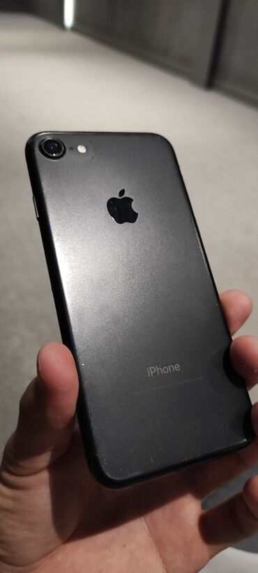 Apple iPhone: IPhone 7, Б/у, 128 ГБ, Черный, Защитное стекло, 74 %