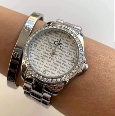 Odličan CALVIN KLEIN u boji srebra, sa brojčanikom prečnika 3.8 cm