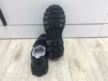 Детская обувь: Черные лакированные туфли для детей от 9 лет с массивной рифленой — 8