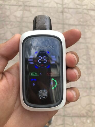 parçadan qadın mokasinlər: Nexa Pro tərəfindən ağ rəngdə vaping cihazı. Cihazın qabaq hissəsində