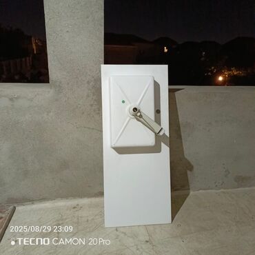 tülpan şəkilləri: Ağ rəngdə divara quraşdırılan раковина, əl nasosu ilə təchiz olunub