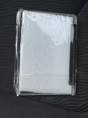 чехлы для телефона и планшета: Продается новый чехол на планшет apple ipad 2/3 mini черного цвета