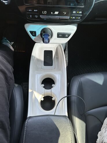 Toyota: Toyota Prius: 2016 г., 1.8 л, Вариатор, Гибрид, Седан — 10