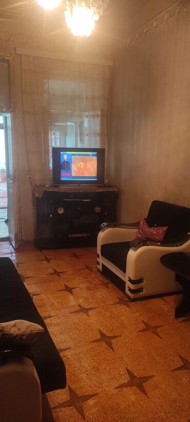 Həyət evləri və villaların satışı: Salam. Allah alanada satanada xeyir versin. Ev 2 otaq 1 zaldir. Boyuk — 7