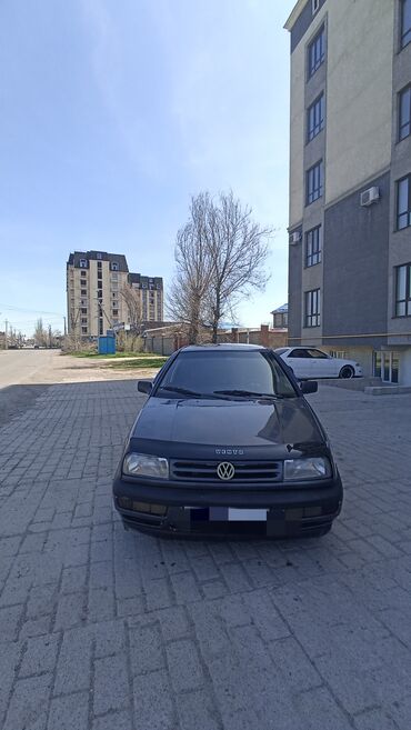 uslugi jekskavator v: Volkswagen Vento: 1993 г., 1.8 л, Механика, Газ, Седан