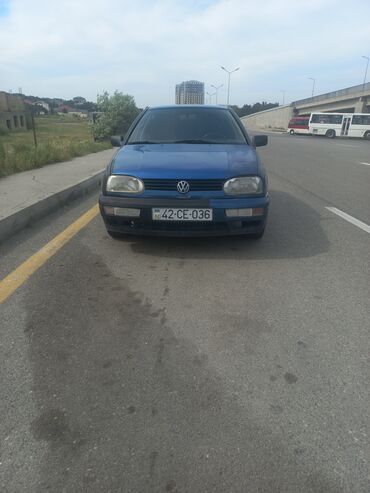 afdamabilər: Mavi rəngdə olan Volkswagen Golf avtomobili. Bu, gündəlik istifadə