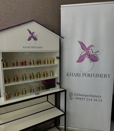 Ətriyyat: Khari Perfumery kolleksiyası, müxtəlif ətirləri təqdim edir. Hər bir