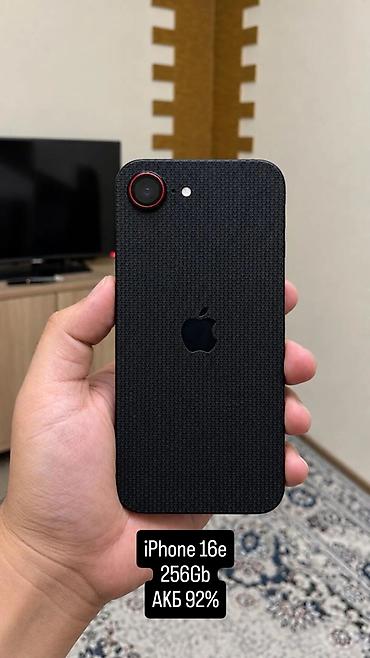 IPhone 16e, Б/у, 256 ГБ, Черный, Защитное стекло, 92 %