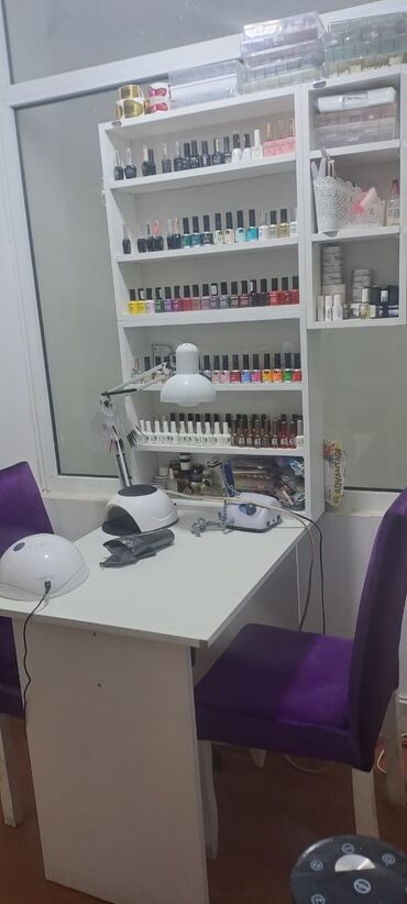 Salon masaları: Manikur stolu satilir polkalari ile biryerde stulda ustunde vermek