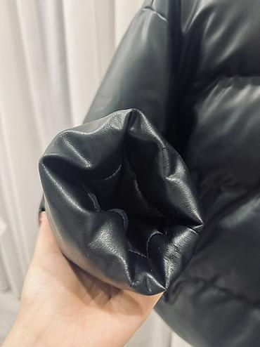 payız ust geyimləri: Qara rəngli, qısaldılmış fason qışlıq pufik gödəkçə. - Material — 2