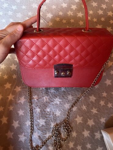 guess crvena torba: Elegantna torbica, Materijal: Veštačka koža