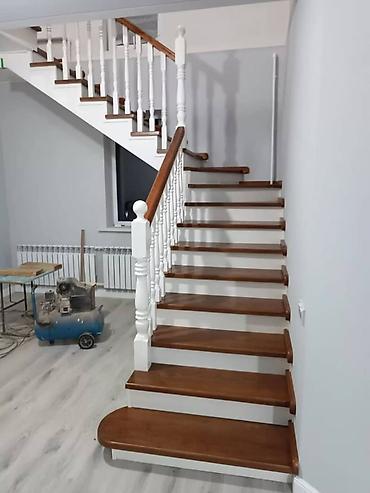 Деревянные лестницы: Деревянная лестница Для дома, Вид дерева: Грецский орех, Форма лестницы: Много-маршевая, Стиль: Классический — 1