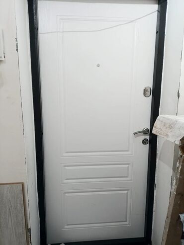 Giriş qapıları: Ağ rəngli giriş qapısı – klassik panel dizaynlı, qara metal karkaslı — 9