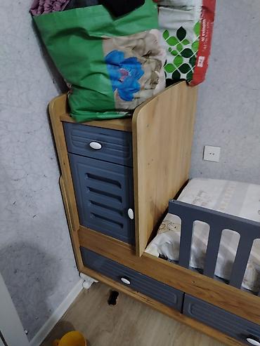 komod üçün döşəkcə: Uşaq beşiyi və komodlu çarpayı sistemi - Material: ağac teksturasında — 3
