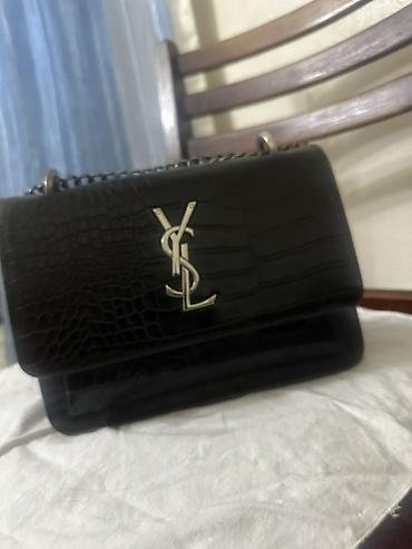 Portmone, pulqabıları: Qara çiyin çantası – krokodil naxışlı material, səthdə metal YSL — 1