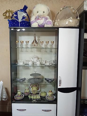 набор ключей: Qonaq otağı üçün vitrin şkaf - Rəng: ağ-qara - Ön hissə: 2 ədəd şüşə — 1