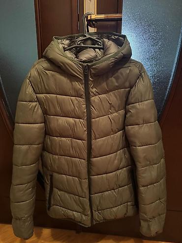 Kapüşonlu qış gödəkçəsi - Rəng: zeytun-yaşıl - Model: şişmə/puff