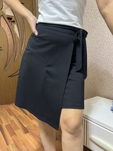 Ətəklər: Qadın etek – qara rəng, sarma (wrap) dizaynlı - Model: Asimmetrik