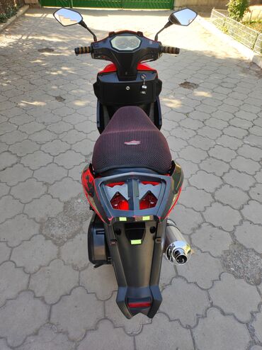 Скутеры: Скутер 50–125 см³ (карбюраторный, вариатор). Яркий красно‑чёрный — 2