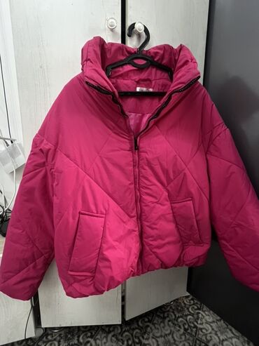 стильная женская одежда больших размеров оптом: Яркая укороченная пуховая куртка цвета фуксия. - Теплая стеганая