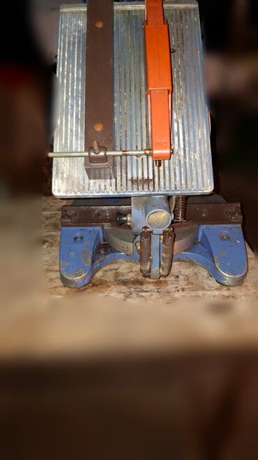 Uqlorezlər: Ölçü və kəsmə işləri üçün elektrikli gön (mitre) mişarı - Güc bloku — 12