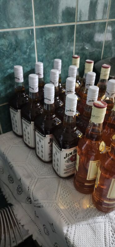 sofa na razvlačenje: Jim beam 2500
drugi 1500
licno preuzimanje