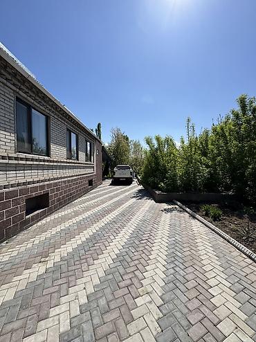 Продажа коттеджей и домов: ✨Продаётся дом в с. Сокулук✨ 🏡Характеристики: • Участок - 15 соток • — 3