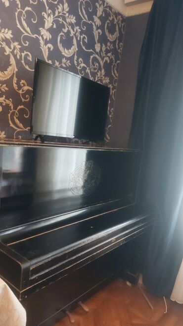Nissan: Upright piano – klassik qara rəngdə, korpusu üzərində dekorativ