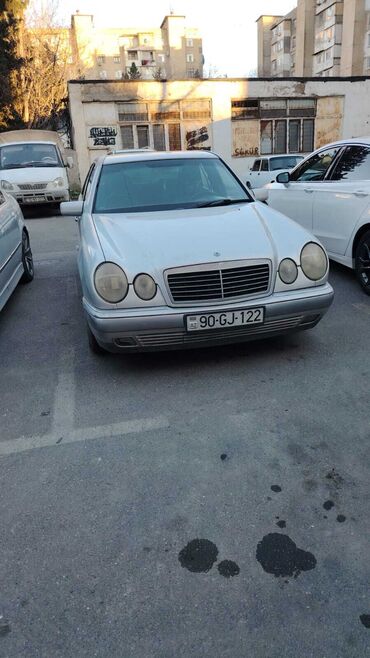 panorama mercedes: Mercedes-Benz E 200: 2 l | 1999 il Sedan