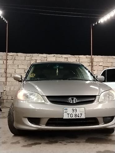 civic: Honda Civic – sedan, gümüşü rəng. - Korpus: 4 qapı, aerodinamik ön — 3