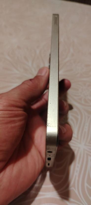 stabilizator telefon ucun: Smartfon – düz kənarlı, şüşə ön panel və metal effektli çərçivə ilə — 5