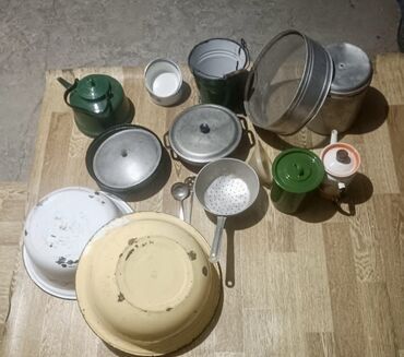 деревянные столы и стулья для кухни: Набор кухонной утвари и посуды советского типа, разнородная подборка