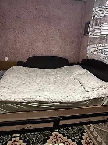 крват: Двуспальная кровать, Б/у, С ящиком для хранения, длина - 2 см — 1