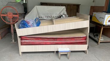 Односпальные кровати: Односпальная кровать, Б/у, С матрасом, Дерево, длина - 185 см