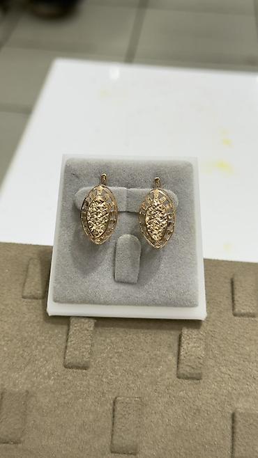 Серьги: Золотые серьги, 2 пары, резной узор Пара 1: - Форма: изогнутые — 3