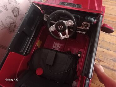 Bu, uşaqlar üçün nəzərdə tutulmuş qırmızı rəngli elektrikli