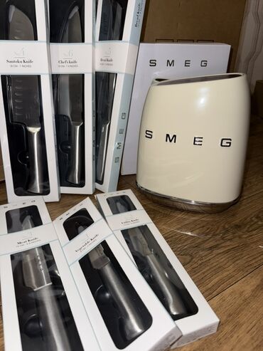 кухонные ножы: Набор кухонных ножей Smeg в бежевом цвете. В комплект входят ножи для