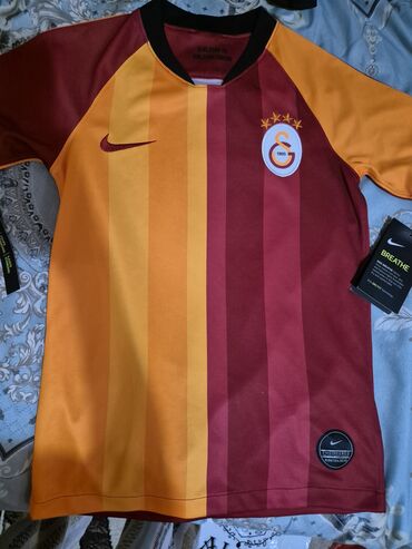 ağ uşaq köynəkləri: Nike 189.90 azn alınıb 150 azn satılır