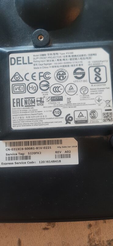 проектор и экран для школы: Фронтальный проектор Dell модели P318S, использующий технологию DLP