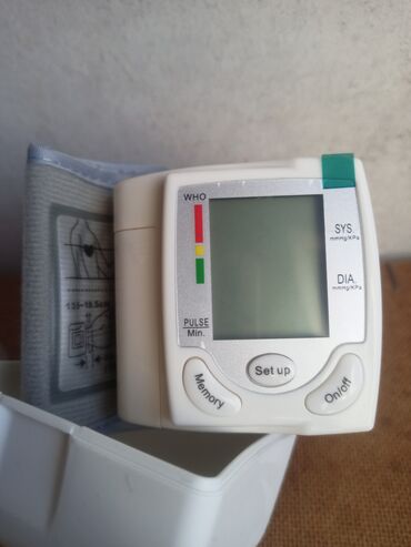 termometr almaq: Bilək təzyiq ölçən monitoru yığcamdır, daşımaq asandır və istifadəsi