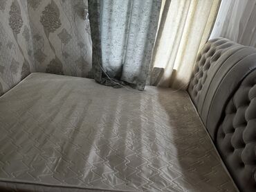 шкафы для хранение вещей: Кровать с мягким изголовьем и встроенным матрасом. Изголовье выполнено